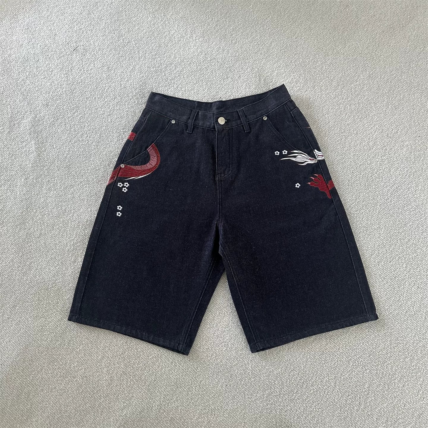 Protective Chinese dragon-patterned embroidered denim shorts