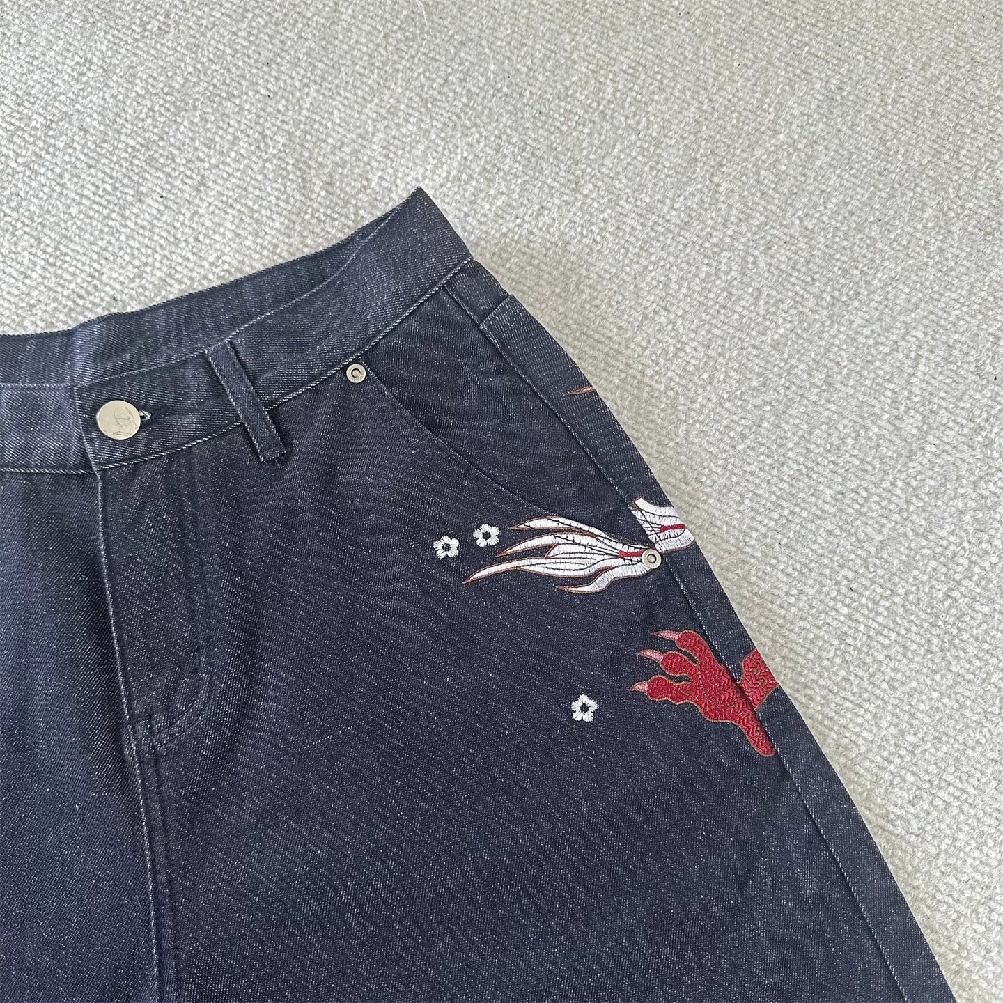 Protective Chinese dragon-patterned embroidered denim shorts